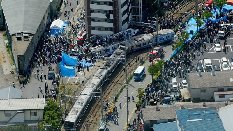 25 квітня 2005 року. Найбільша за останні 40 років залізнична катастрофа в Японії.